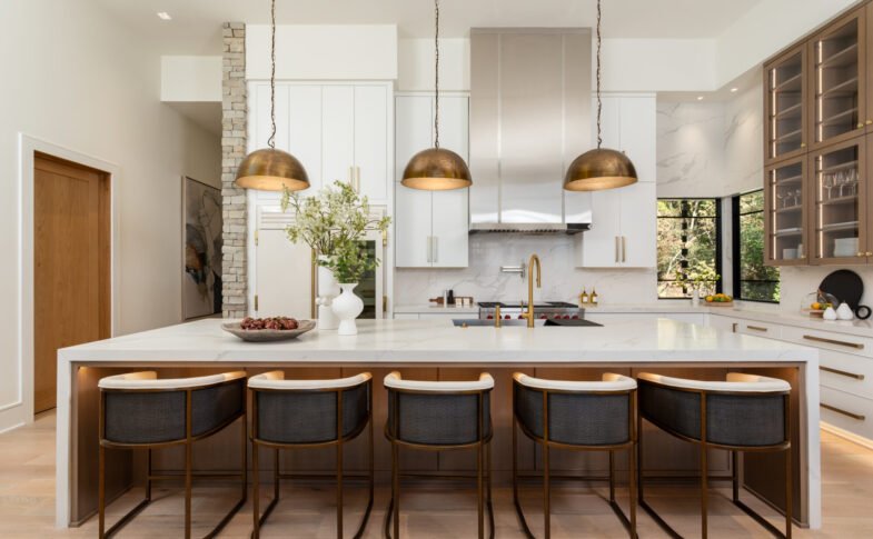Layered Lighting Ideas for Homes That Mix Classic and Modern Furnishings